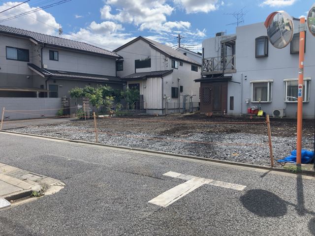 東京都練馬区立野町の軽量鉄骨造2階建て解体工事火災現場前の様子です。